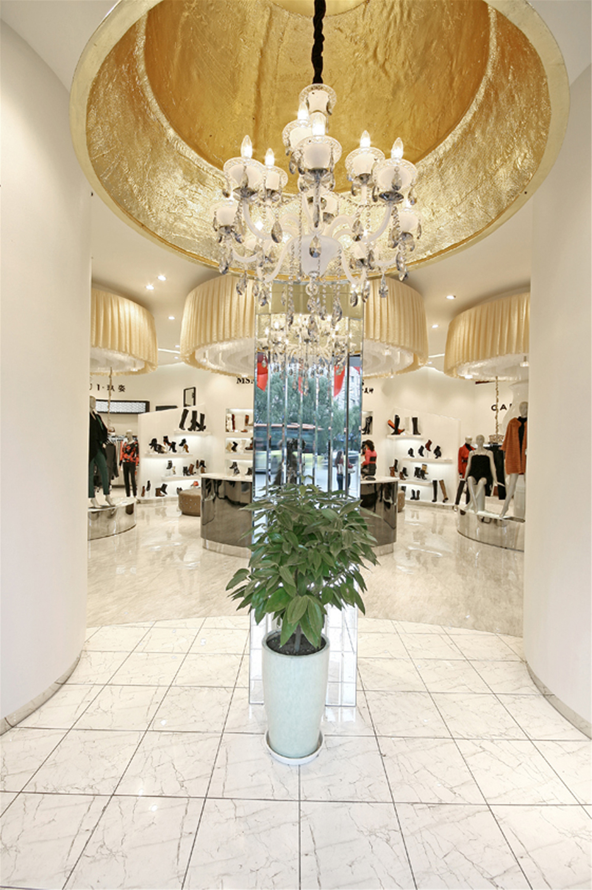 簡潔明亮服裝店裝修設(shè)計-第2張圖片-上海古都建筑設(shè)計集團(tuán) 簡潔明亮服裝店裝修設(shè)計-第2張圖片-上海古都建筑設(shè)計集團(tuán)